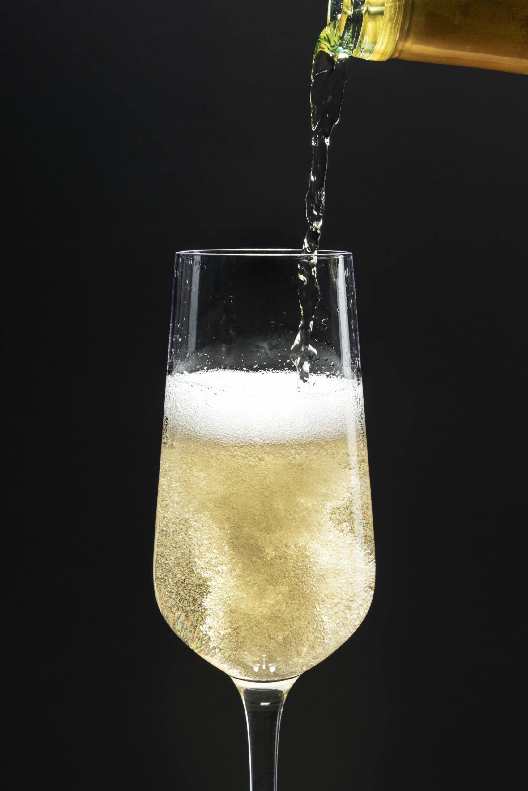 flute-with-sparkling-wine-black-background-min